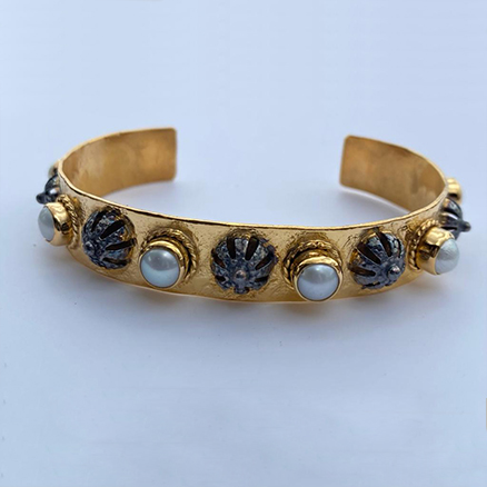 Hiraola's Product Image